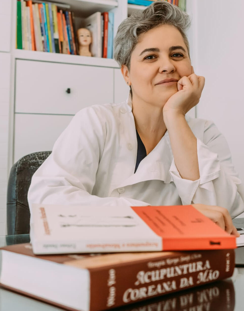 Ana Lúcia Silva, responsável pelo Centro de Sinergia Global. Olá! Sou a Ana Lúcia Silva, responsável pelo Centro de Sinergia Global, aqui em Telheiras. Gostaria de vos convidar a vir conhecer a proposta de valor imbatível da marca ATOMY no nosso centro. — Ana Lúcia Centro de Sinergia Global